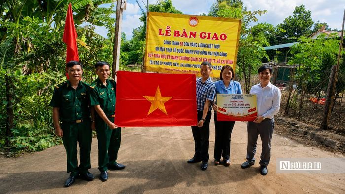 Lễ bàn giao công trình “Ánh sáng biên cương”, trao tặng 30 bộ đèn năng lượng mặt trời và 200 lá cờ Tổ quốc tại xã Hưng Phước, góp phần bảo đảm an ninh trật tự và xây dựng diện mạo nông thôn vùng biên ngày càng khang trang.