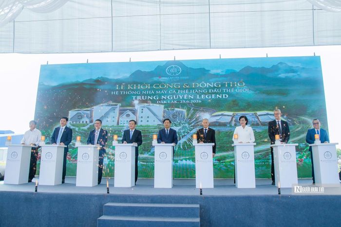 Các đại biểu thực hiện nghi thức khởi công và động thổ Nhà máy Cà phê Năng lượng Trung Nguyên Legend và Dự án mở rộng Nhà máy Cà phê Trung Nguyên