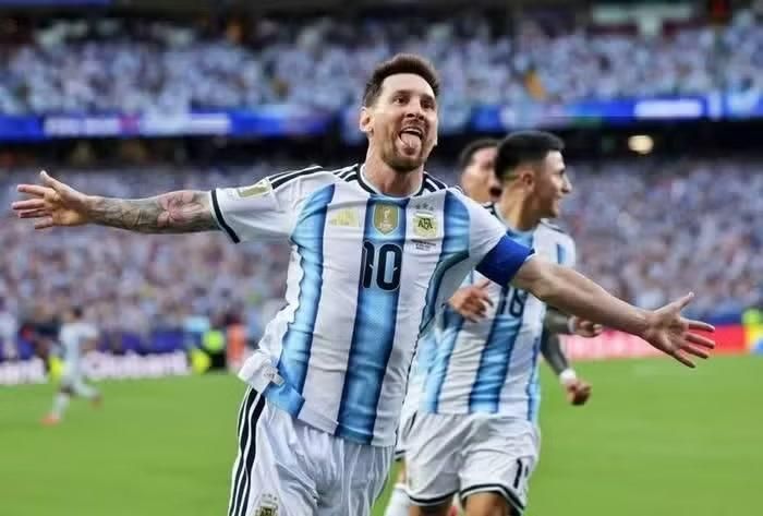 Messi thi đấu thăng hoa giúp Argentina sớm giành vé đi tiếp. Ảnh: Reuters.