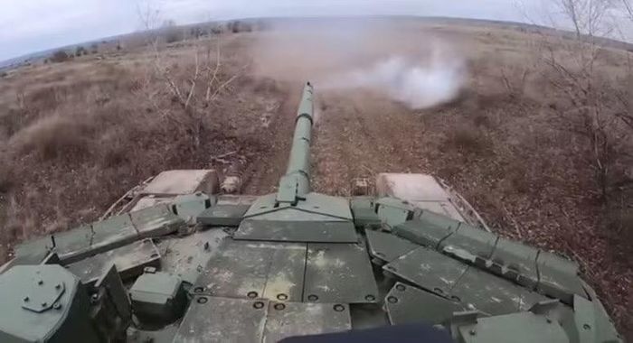 Góc nhìn người thứ nhất từ xe tăng T-90M của quân đội Nga trong quá trình triển khai tác chiến tại chiến trường Ukraine. Ảnh: MW.