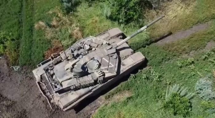 Xe tăng T-90M của quân đội Nga trong quá trình triển khai tác chiến tại chiến trường Ukraine. Ảnh: MW.