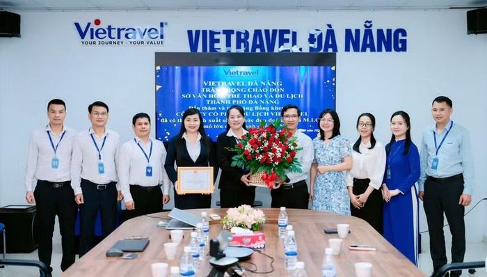 Lãnh đạo Sở VH-TT&amp;DL TP Đà Nẵng tặng Giấy khen và hoa cho Vietravel.
