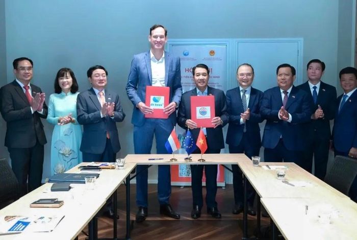  Hùng Nhơn và De Heus đặt trọng tâm hợp tác vào chuyển đổi xanh, giảm phát thải và phát triển chuỗi sản xuất bền vững. 