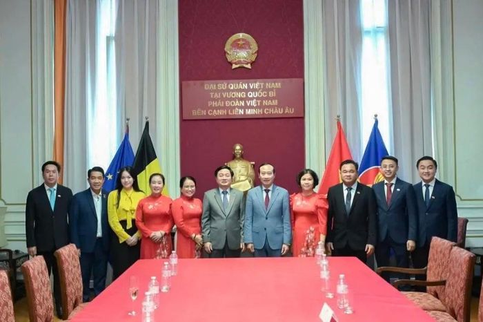  Đoàn công tác tỉnh Tây Ninh và đại diện Hùng Nhơn chào xã giao Đại sứ quán Việt Nam tại Vương quốc Bỉ, mở đầu chuỗi hoạt động tại châu Âu. 