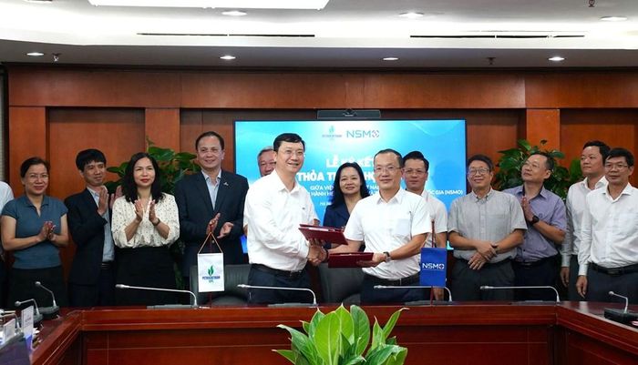 Tiến sĩ Nguyễn Văn Tư - Viện trưởng VPI (trái) và Tổng Giám đốc NSMO Nguyễn Đức Ninh (phải) trao thỏa thuận hợp tác. Ảnh: Văn Giáp/Bnews/vnanet.vn
