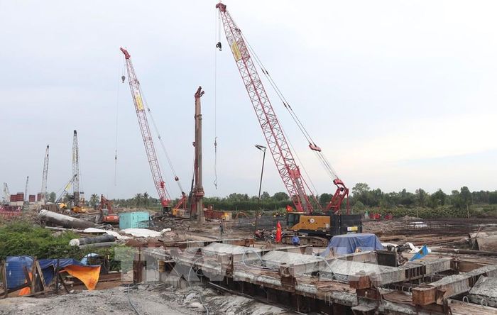 Trang thiết bị máy móc, vật tư phục vụ thi công cầu Sông Đốc 2. Ảnh: Tuấn Phi - TTXVN