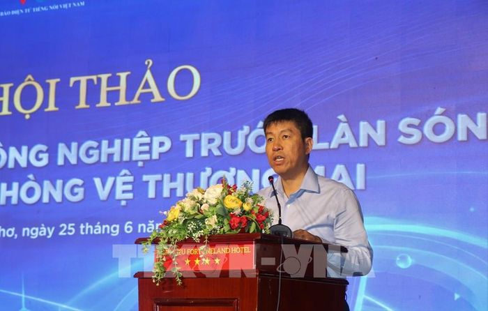 Ông Chu Thắng Trung, Phó Cục trưởng Cục Phòng vệ thương mại (Bộ Công Thương), phát biểu. Ảnh: Thu Hiền - TTXVN