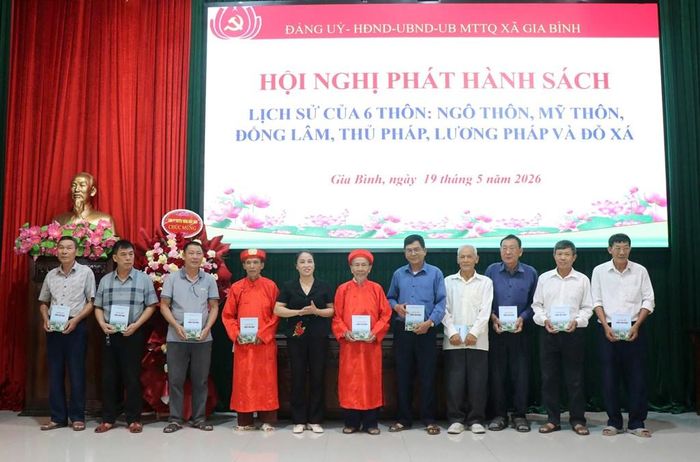 Xã Gia Bình trao lịch sử thôn phải giải phóng mặt bằng xây dựng Cảng hàng không quốc tế Gia Bình. Ảnh: Bnews phát