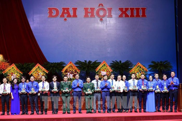 Đồng chí Bùi Quang Huy, Ủy viên BCH Trung ương Đảng, Bí thư thứ nhất Trung ương Đoàn khóa XIII trao quà tri ân các đồng chí Ủy viên Ban Chấp hành Trung ương Đoàn khóa XII. Ảnh: Minh Đức - TTXVN 
