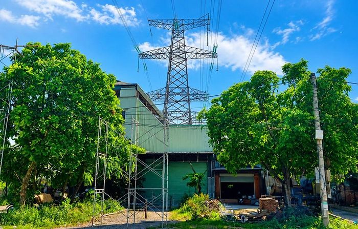 Dự án đường dây 500/220kV Nho Quan – Phủ Lý – Thường Tín hiện đang gặp vướng mắc liên quan đến chặt hạ cây cối và xử lý nhà cửa, công trình trong hành lang an toàn. Ảnh: EVNNPT