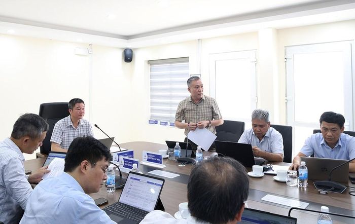 Ông Nguyễn Khắc Nhân – Giám đốc NPMB báo cáo tại cuộc họp. Ảnh: EVNNPT
