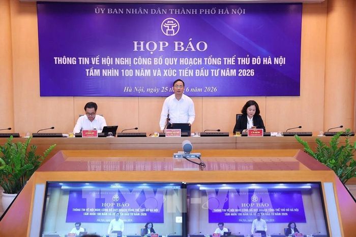 Đại diện lãnh đạo Văn phòng UBND thành phố Hà Nội trả lời câu hỏi tại buổi họp báo. Ảnh: Vũ Quang - TTXVN