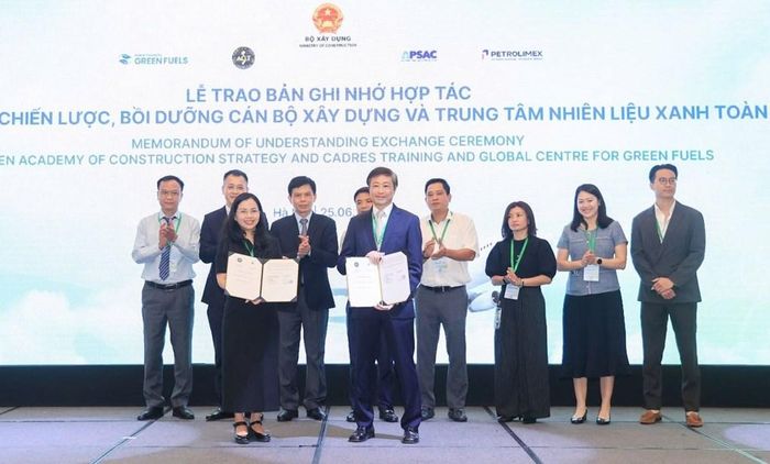 Học viện Chiến lược, bồi dưỡng cán bộ xây dựng và GCGF trao đổi Biên bản ghi nhớ hợp tác dưới sự chứng kiến của Thứ trưởng Bộ Xây dựng Lê Anh Tuấn. Ảnh: Bnews/vnanet.vn phát 
