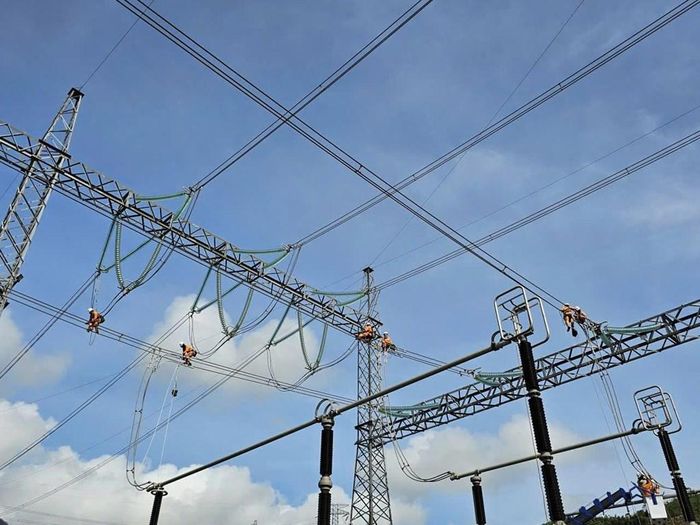 EVNNPT sửa chữa, củng cố lưới điện trước mùa nắng nóng năm nay. Ảnh: EVNNPT