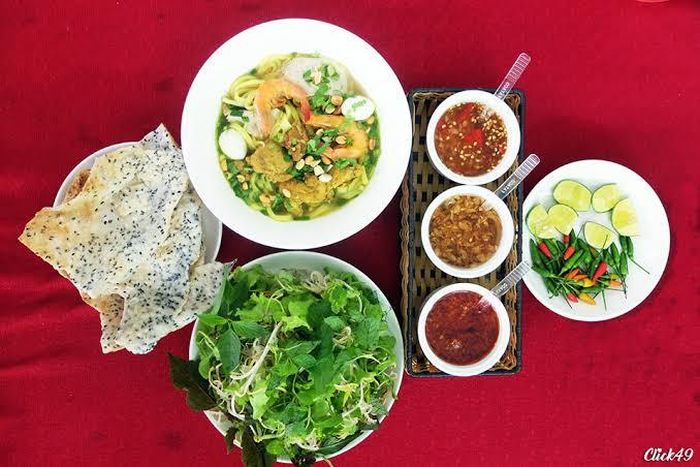 Các gia vị ăn mì Quảng phải có ớt xay, ớt tươi thì mới thấm vị.