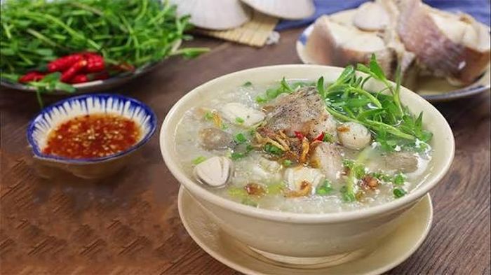 Tô cháo nóng hổi, làm ấm lòng du khách đến thăm.