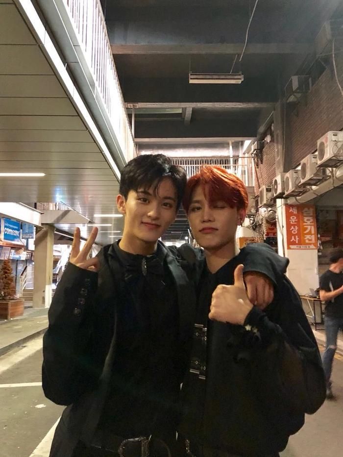 Mark Lee và Taeil lúc còn hoạt động tại nhóm NCT. 