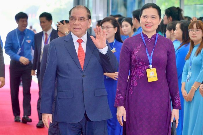 Nguyên Tổng Bí thư Nông Đức Mạnh và Ủy viên Trung ương Đảng, Phó Chủ tịch - Tổng Thư ký Ủy ban Trung ương MTTQ Việt Nam Hà Thị Nga đến dự Đại hội