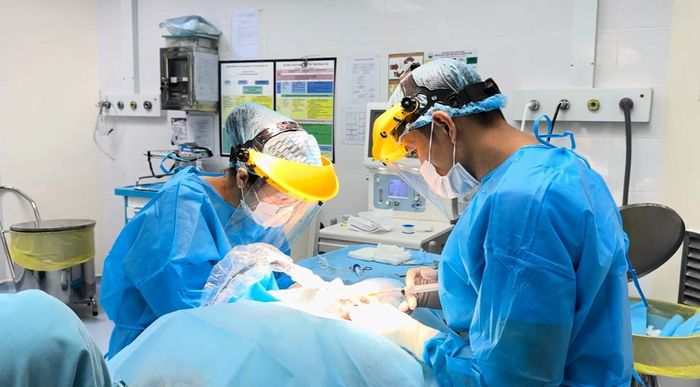 Bác sĩ điều trị cho người bệnh