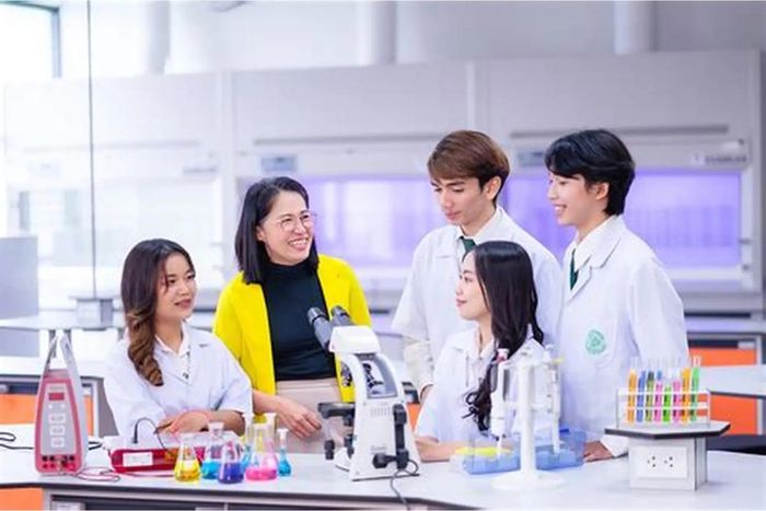 Tỷ lệ phụ nữ tham gia nghiên cứu khoa học tại Việt Nam chiếm tới gần 46% lực lượng lao động ngành khoa học công nghệ, nhưng tỷ lệ các đề tài, sáng chế do nữ giới làm chủ nhiệm được chuyển giao thương mại thành công lại chưa đầy 5%.