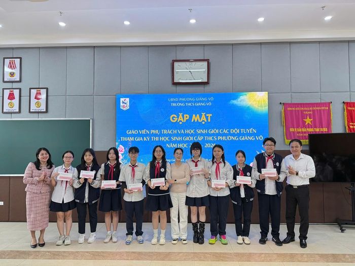 Khang tham gia đội tuyển học sinh giỏi cấp THCS phường Giảng Võ