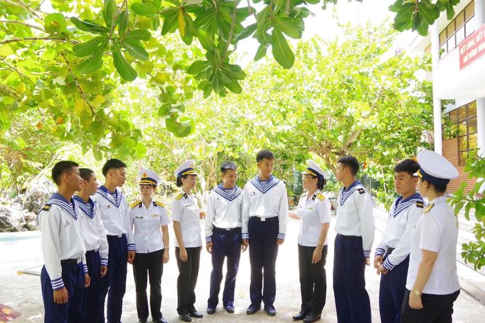 Nữ quân nhân Học viện Hải quân tâm sự cùng chiến sĩ đảo Song Tử Tây.