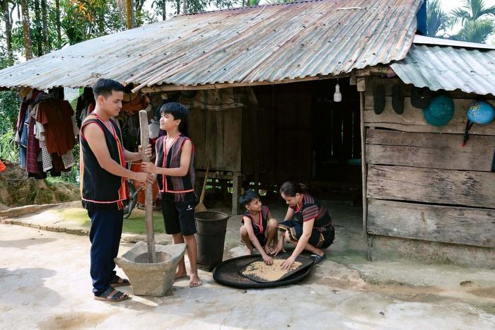 “Nhịp sống dưới mái nhà sàn” là một trong những tác phẩm dự thi tại cuộc thi ảnh “Khoảnh khắc gia đình yêu thương”, lan tỏa vẻ đẹp của sự gắn kết giữa các thành viên trong gia đình. Nguồn: Hội LHPN xã Trà Tân