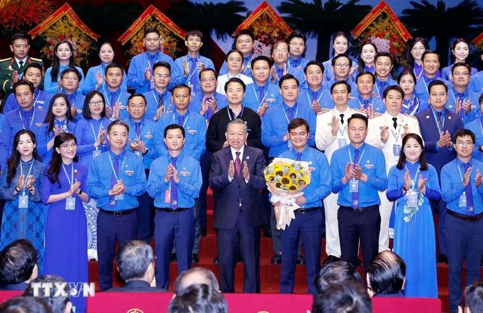 Tổng Bí thư, Chủ tịch nước Tô Lâm chúc mừng Ban chấp hành Đoàn Thanh niên Cộng sản Hồ Chí Minh lần thứ XIII, nhiệm kỳ 2026-2031. Ảnh: Thống Nhất/TTXVN