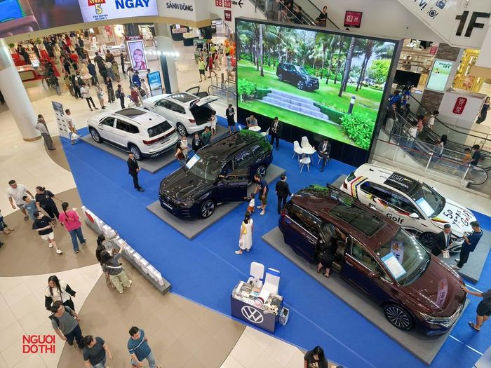 Trưng bày, giới thiệu sản phẩm của một hãng xe tại AEON Mall Tân Phú Celadon. Ảnh: Trà My
