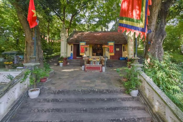 Đền Núi Sưa nằm trong khuôn viên Vườn Bách Thảo. Ảnh: visitbadinh.com