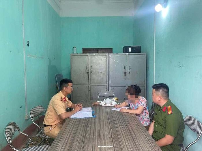 Lực lượng chức năng tỉnh Lạng Sơn làm việc với người phụ nữ vi phạm. Ảnh: Cục Cảnh sát giao thông