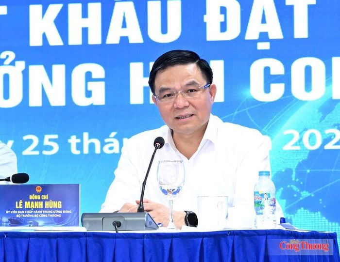 Bộ trưởng Bộ Công Thương Lê Mạnh Hùng giải đáp kiến nghị của các hiệp hội ngành hàng, doanh nghiệp tại Hội nghị. Ảnh: Cấn Dũng