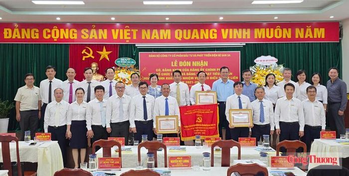 Đảng bộ Công ty cổ phần Đầu tư và Phát triển điện Sê San 3A đón nhận Cờ thi đua của Đảng ủy Chính phủ. Ảnh: Hiền Mai 