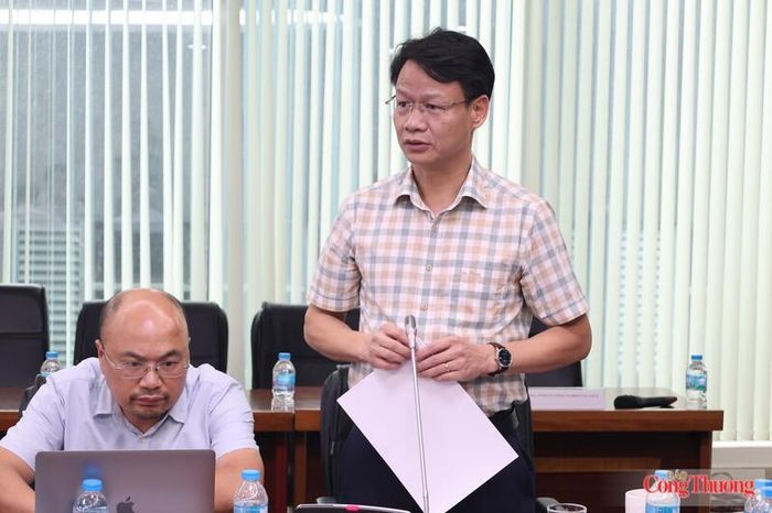 Ông Phạm Văn Quân, Phó Cục trưởng Cục Công nghiệp (Bộ Công Thương) trình bày báo cáo tóm tắt quá trình tổng hợp, tiếp thu ý kiến của các cơ quan, đơn vị có liên quan về Dự thảo Luật Công nghiệp trọng điểm.