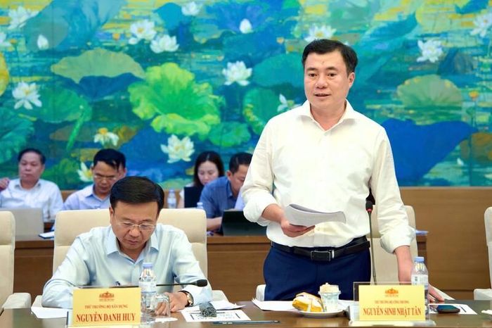 Thứ trưởng Bộ Công Thương Nguyễn Sinh Nhật Tân báo cáo về tình hình triển khai, tiến độ dự án Luật Dầu khí (sửa đổi). Ảnh: Vũ Hiếu