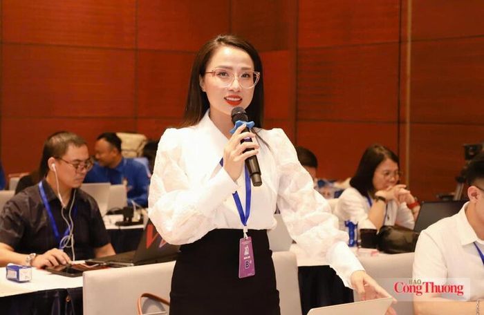 Nhà báo Hoàng Nguyên Thảo - Báo Công Thương trao đổi tại họp báo