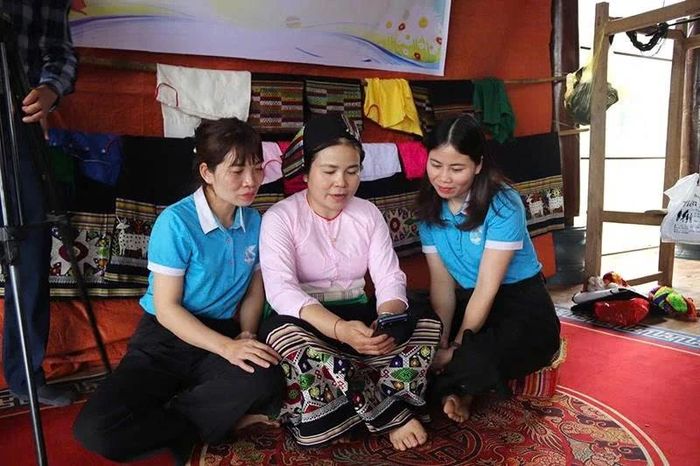 Tổ hợp tác Dệt thổ cẩm Táy Dóo xã Xuân Lẹ chia sẻ kinh nghiệm livestream bán hàng trên mạng.