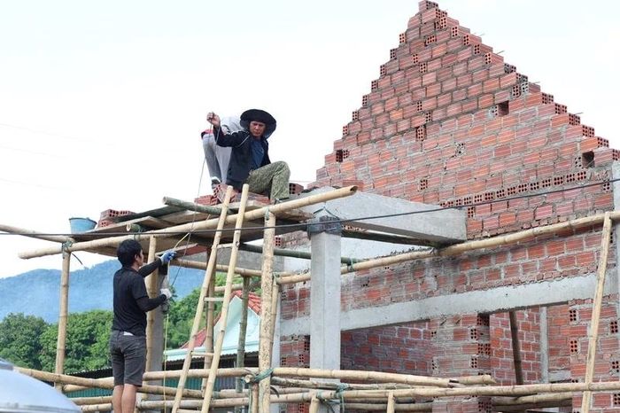 Một hộ dân bản Muỗng đang khẩn trương xây nhà.