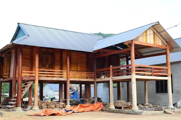 Một ngôi nhà sàn đang hoàn thiện tại khu tái định cư bản Muỗng.