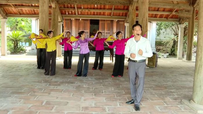 Các thành viên Câu lạc bộ hát dân ca và chèo làng Đông Môn tập luyện các tiết mục để phục vụ Nhân dân và du khách tại đình làng Đông Môn.