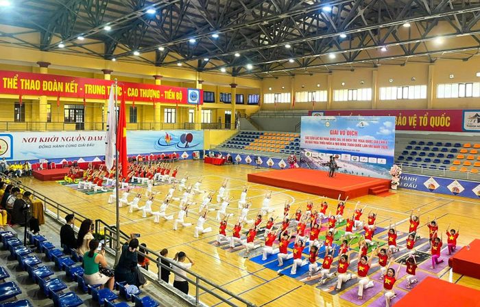 Màn đồng diễn chào mặt trời trong lễ khai mạc.