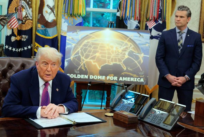 Tổng thống Donald Trump và Bộ trưởng Quốc phòng Pete Hegseth tại Phòng Bầu dục ở Nhà Trắng. Ảnh: CNN