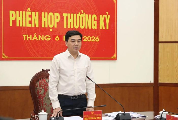 Chủ tịch UBND tỉnh Nguyễn Hoài Anh phát biểu tại phiên họp.