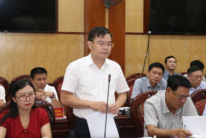 Giám đốc Sở Xây dựng Hoàng Văn Đồng phát biểu tại phiên họp.