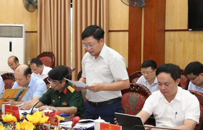 Chánh Văn phòng UBND tỉnh Nguyễn Thế Anh trình bày báo cáo tình hình kinh tế - xã hội 6 tháng đầu năm 2026.