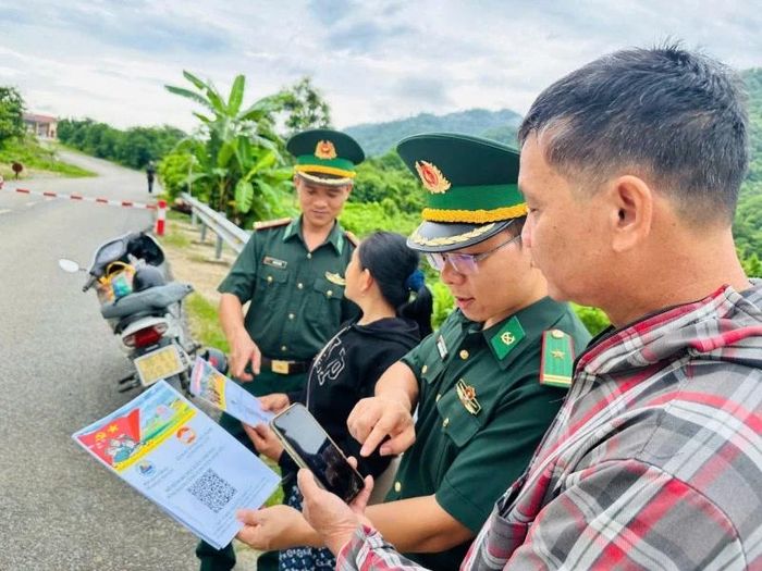 Cán bộ Đồn Biên phòng Cửa khẩu Tén Tằn hướng dẫn người dân quét mã QR, tiếp cận thông tin tuyên truyền trong mô hình “Bộ đội Biên phòng - đồng hành chuyển đổi số nơi biên giới” trên địa bàn xã Mường Lát.