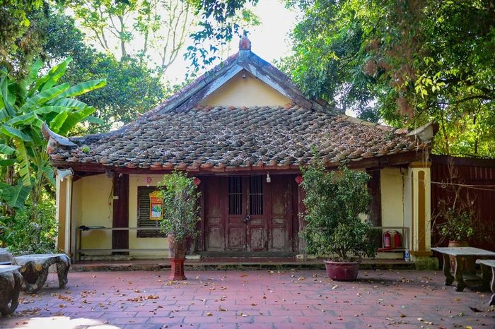 Hiện nay, bên trong khu thành chỉ còn lại một gian nhà thờ tự rộng chưa đầy 100m2. Đây là gian nhà trung tâm, từng kết nối tiền đường, trung đường và nhà chánh tổng phía sau.