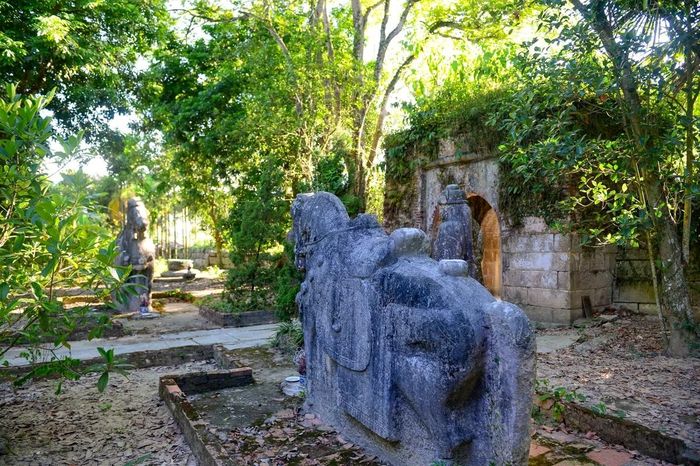 Theo các tài liệu lịch sử và những dấu tích nền móng còn sót lại, khu đền thờ từng là một công trình quy mô lớn với nhiều hạng mục kiến trúc bề thế. Sử liệu cho biết trung tâm khu đền trước đây có tới 24 dãy nhà lớn nhỏ.