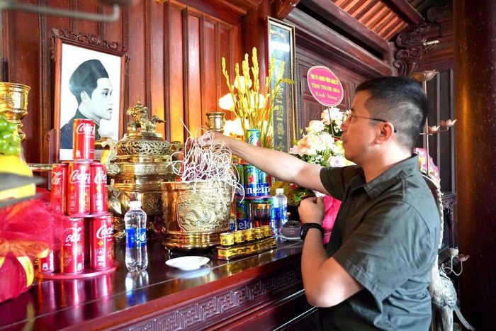 Đồng chí Nguyễn Hồng Phong, Ủy viên dự khuyết Trung ương Đảng, Phó Bí thư Thường trực Tỉnh ủy, Chủ tịch HĐND tỉnh dâng hương tại nhà thờ đồng chí Lê Thế Long.