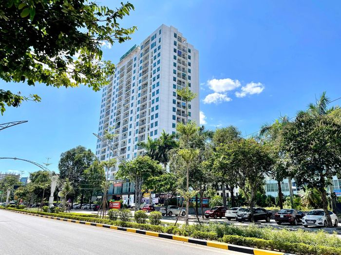 Tòa chung cư Louis Apartment Tower tọa lạc tại Đại lộ Lê Lợi, phường Hạc Thành.